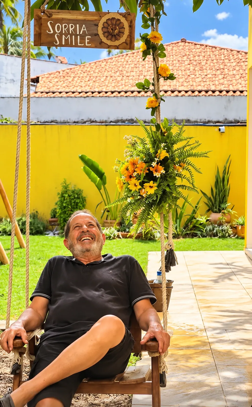 Hóspede sorrindo no balanço do jardim