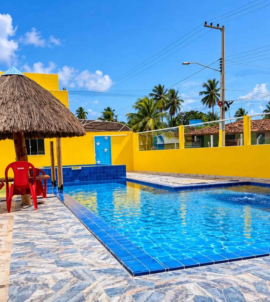 Piscina do hotel com área infantil e ombrelone de palha