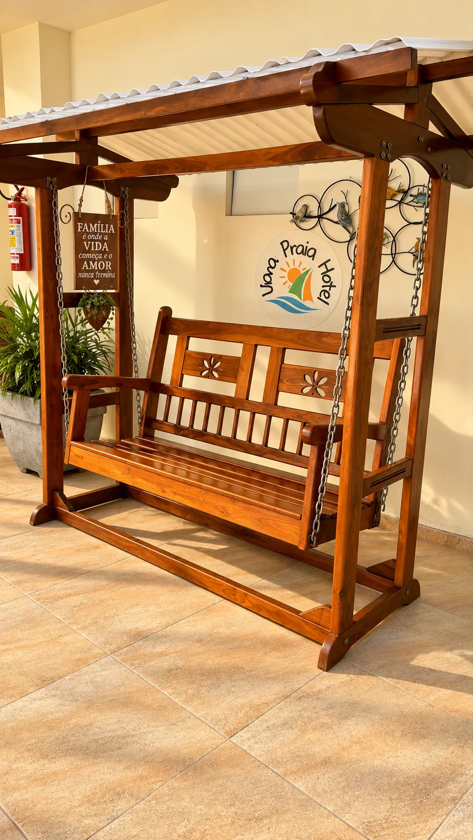 Balanço de madeira com o logo do Viana Praia Hotel